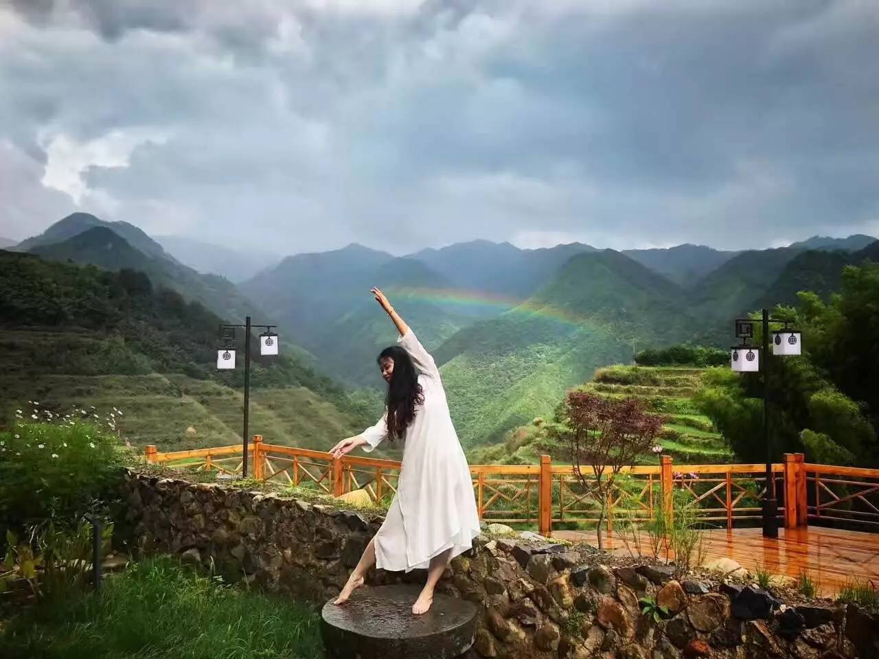 如隱·小佐居，半入溪水半入云