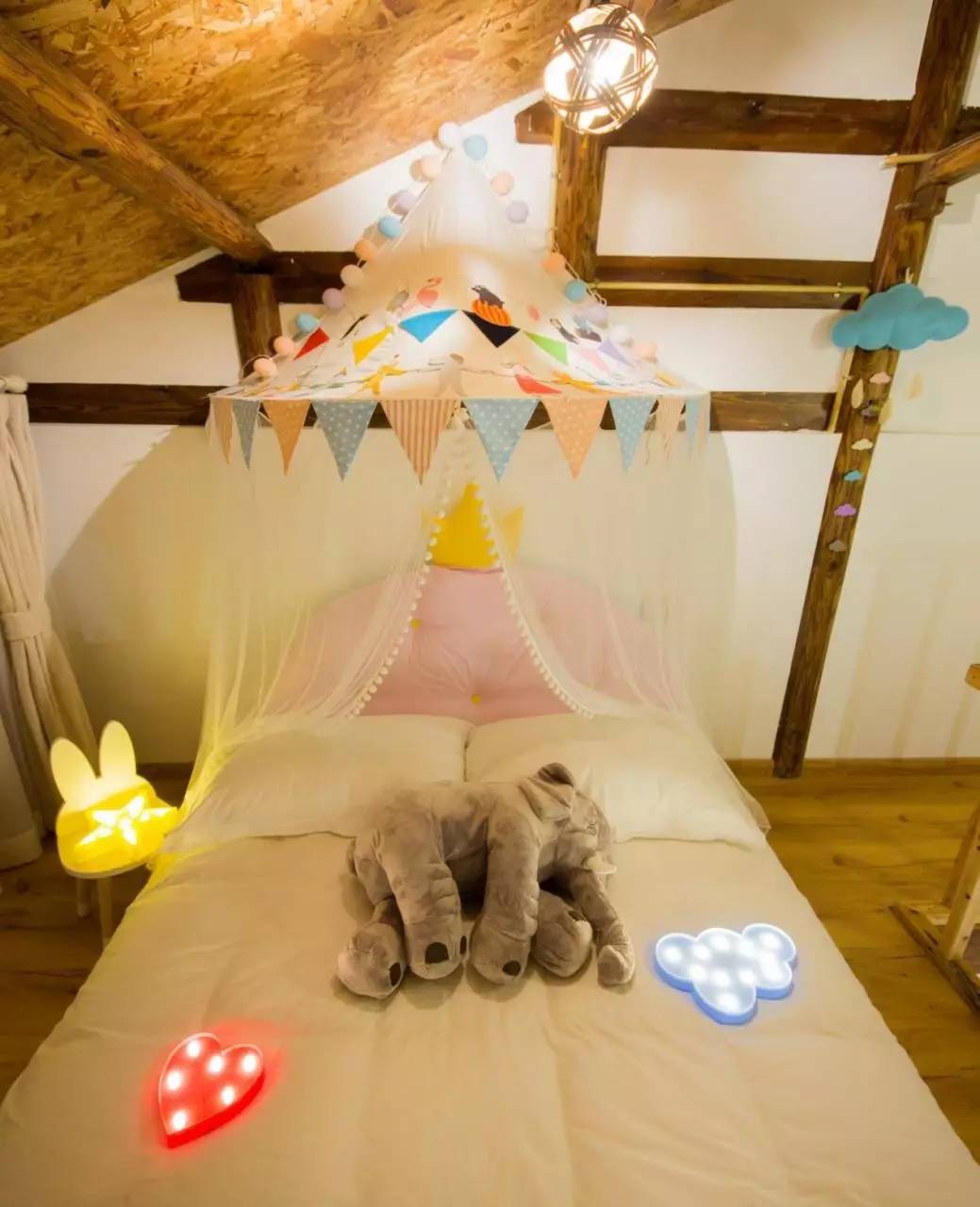 如隱·小佐居，半入溪水半入云