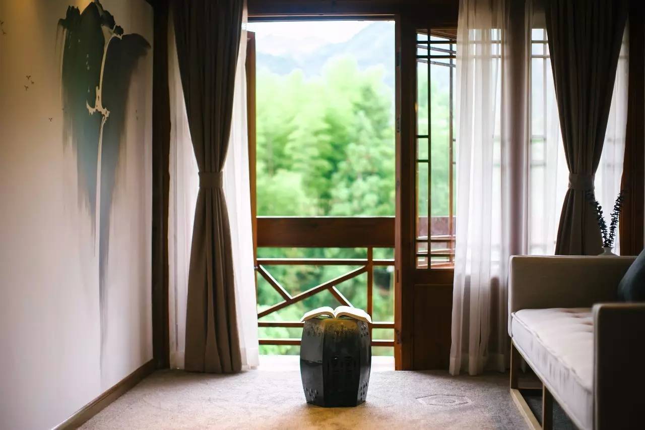 如隱·小佐居，半入溪水半入云