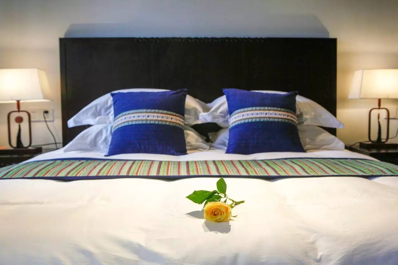 如隱·小佐居，半入溪水半入云