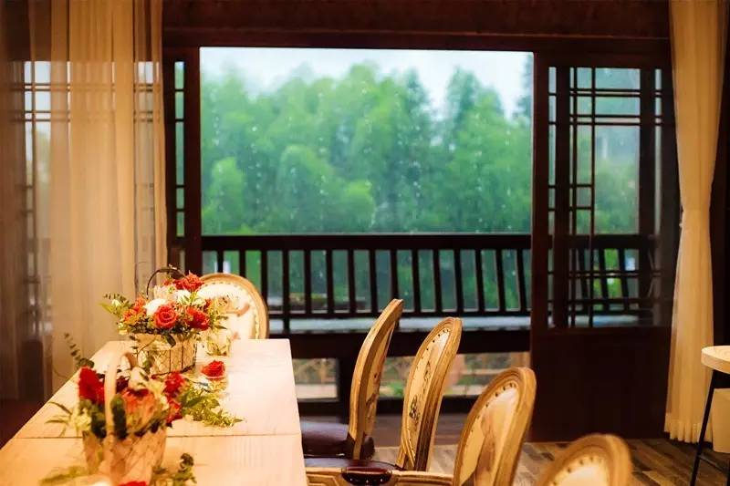 如隱·小佐居，半入溪水半入云