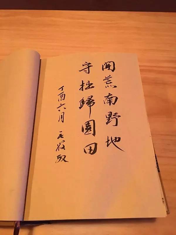 如隱·小佐居，半入溪水半入云