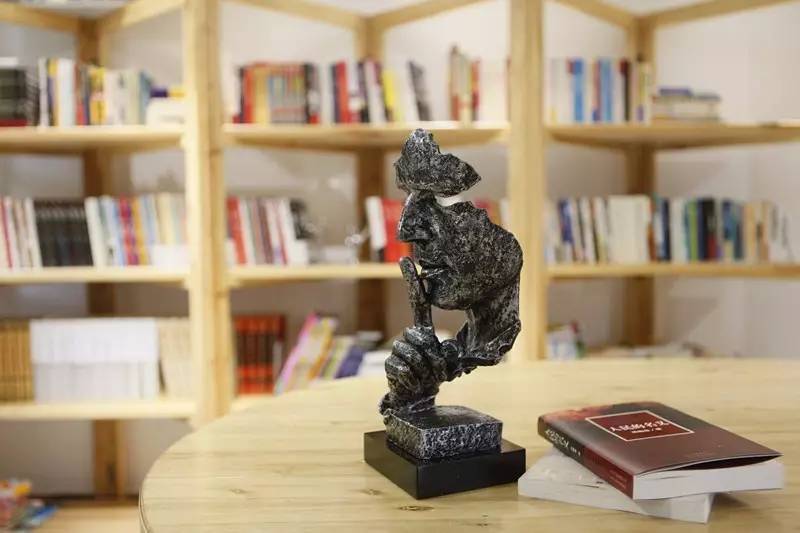 如隱·小佐居，半入溪水半入云