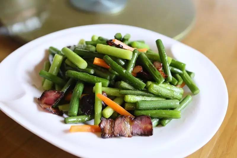 如隱·小佐居，半入溪水半入云