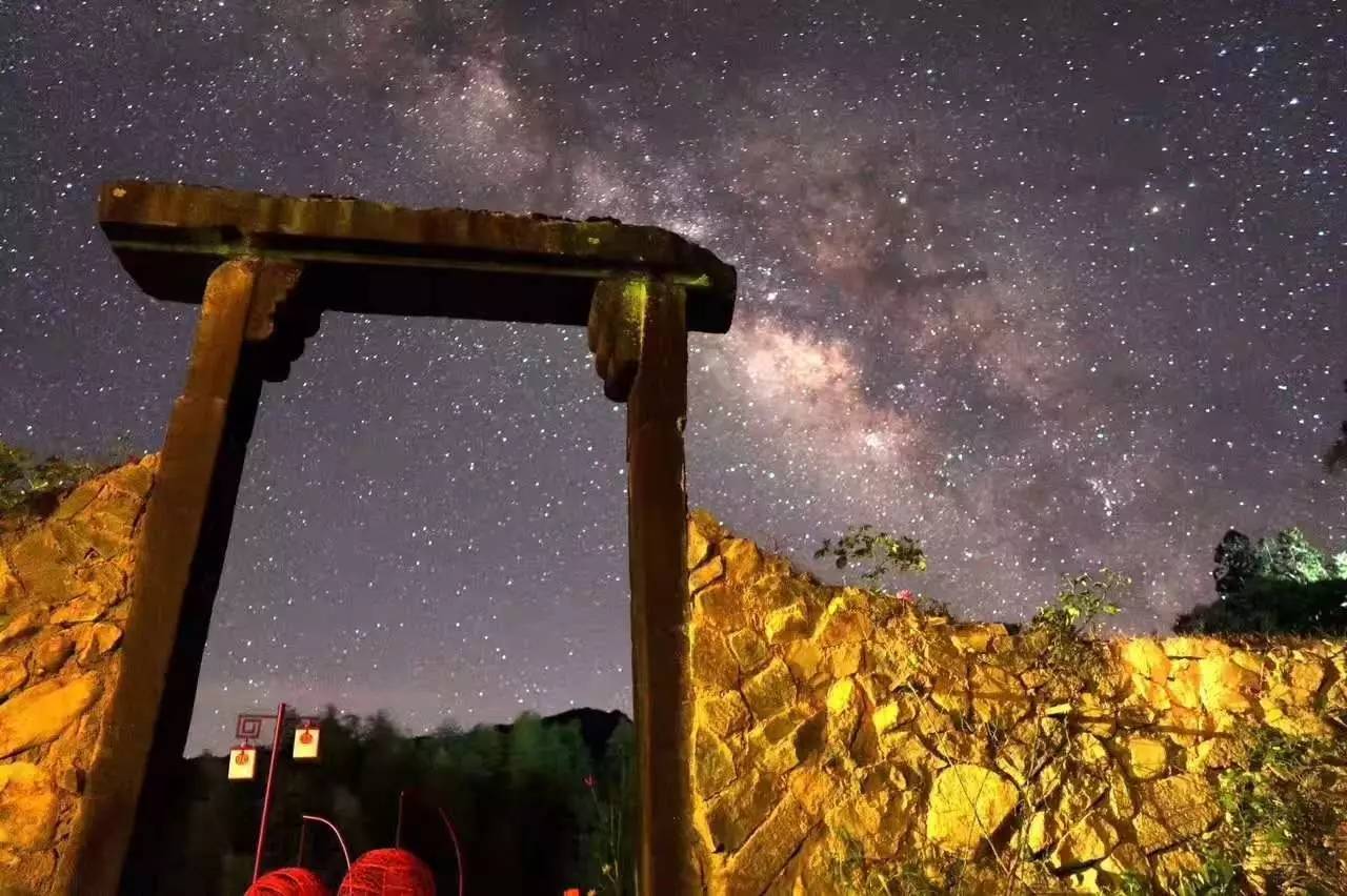 如隱·小佐居，半入溪水半入云