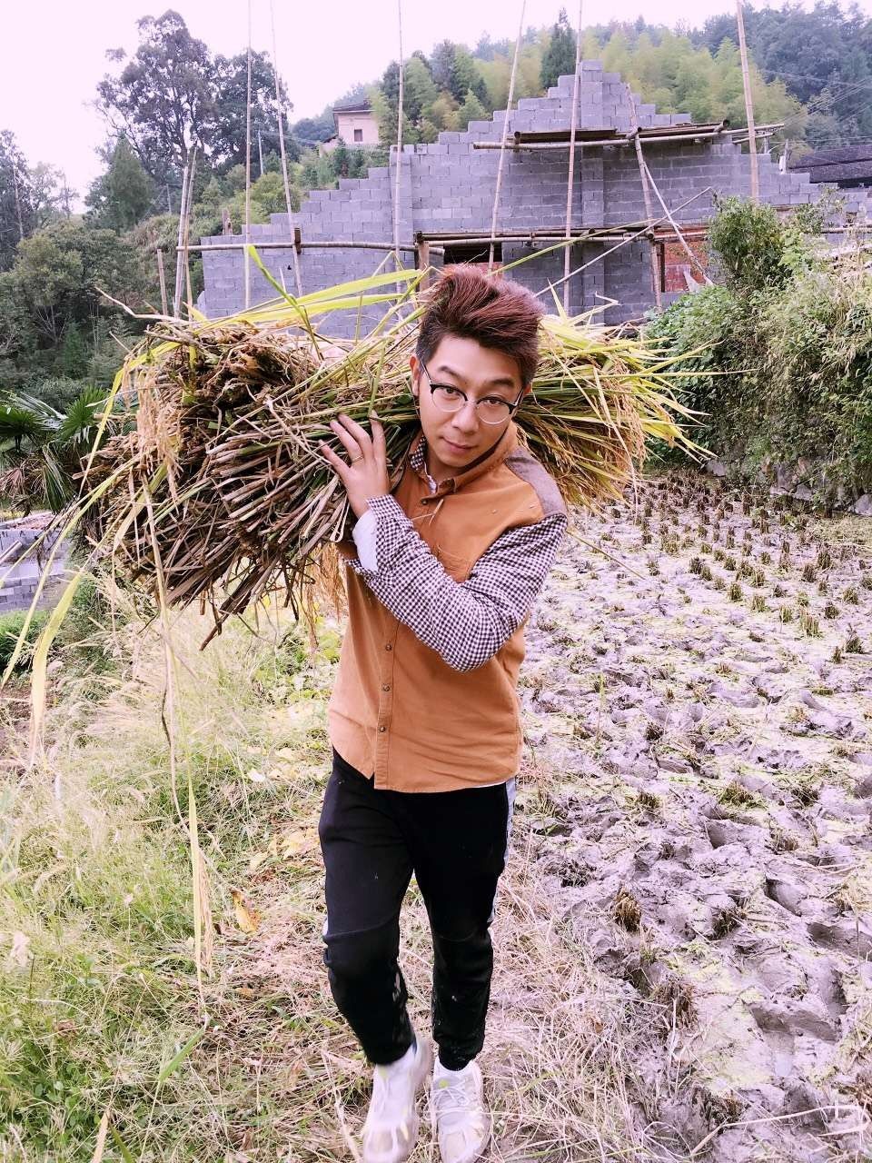 如隱·小佐居，半入溪水半入云