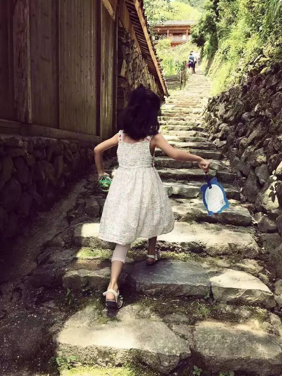 如隱·小佐居，半入溪水半入云