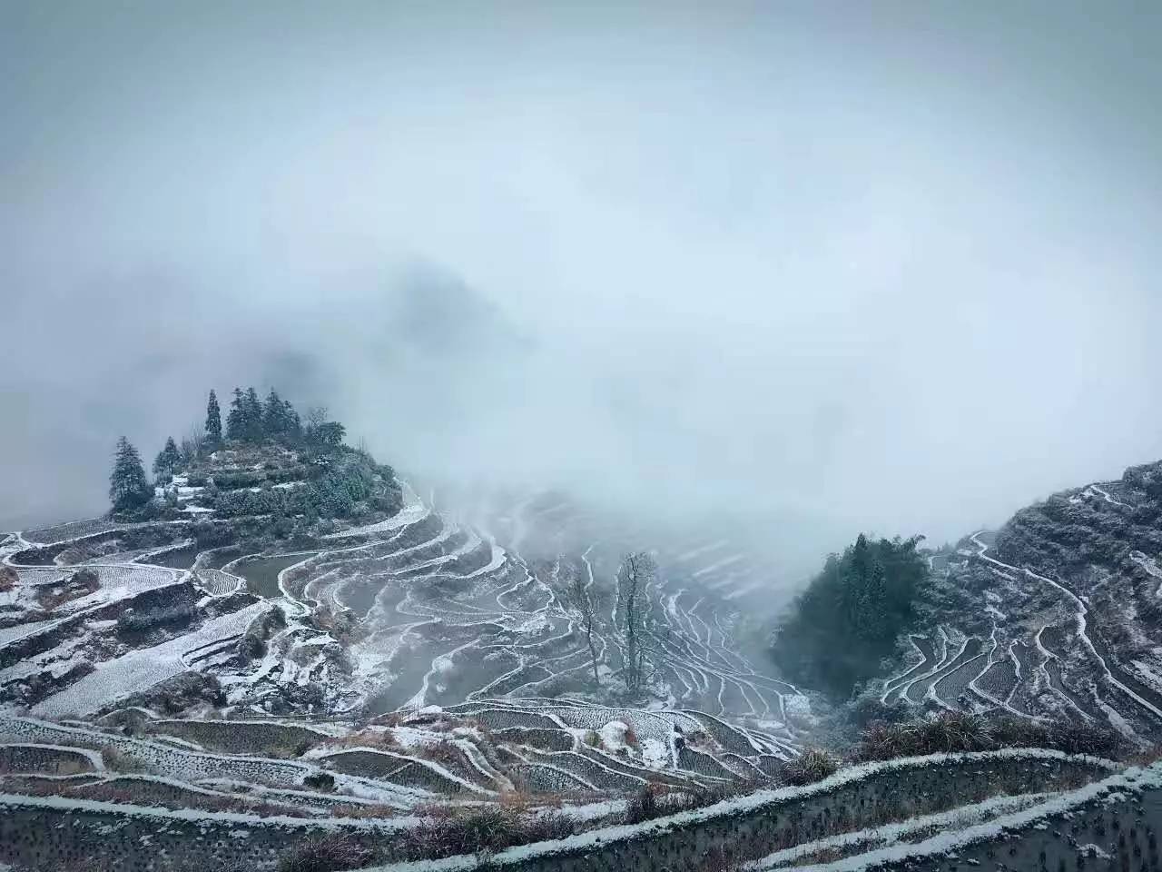 如隱·小佐居，半入溪水半入云