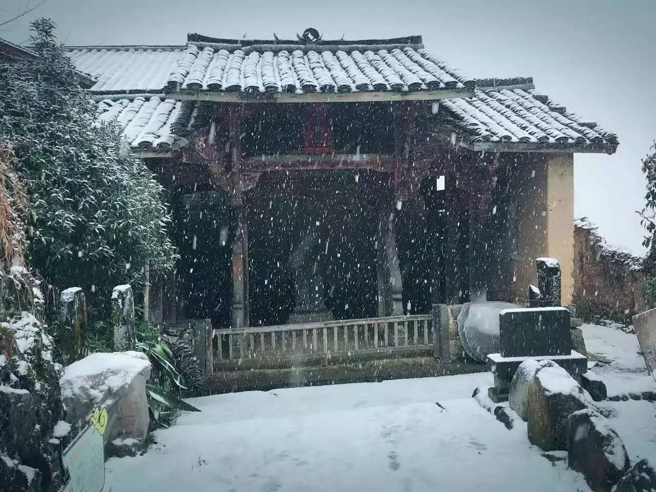 如隱·小佐居，半入溪水半入云