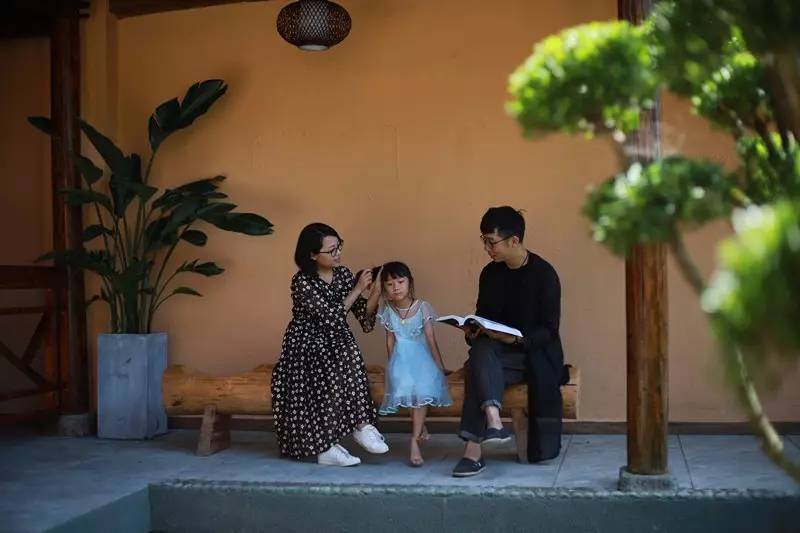 如隱·小佐居，半入溪水半入云