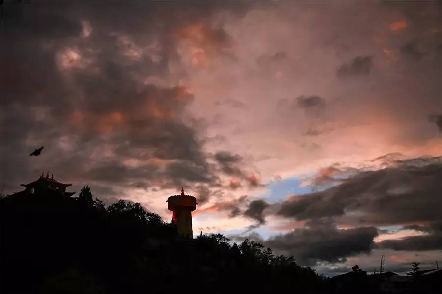 天空之城南杉藝術(shù)酒店，在月光之城尋找探索