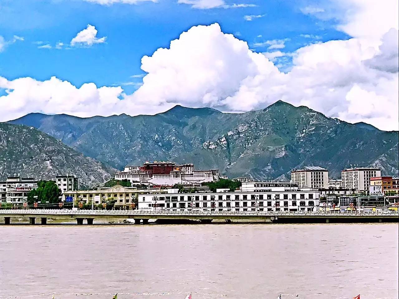 拉薩香格里拉酒店，睡在世界屋脊之上