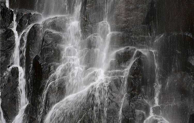 棲霞山居，溪流環(huán)繞在古村落捕魚(yú)看霞光