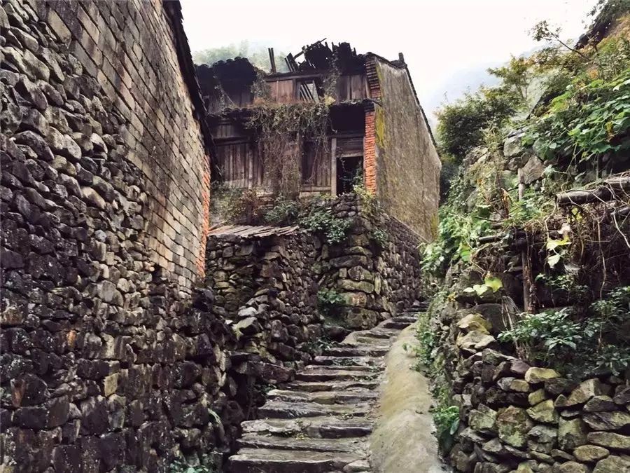 棲霞山居，溪流環(huán)繞在古村落捕魚看霞光