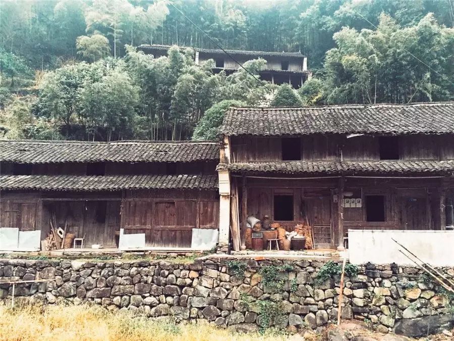 棲霞山居，溪流環(huán)繞在古村落捕魚看霞光