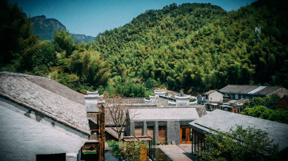 棲霞山居，溪流環(huán)繞在古村落捕魚看霞光