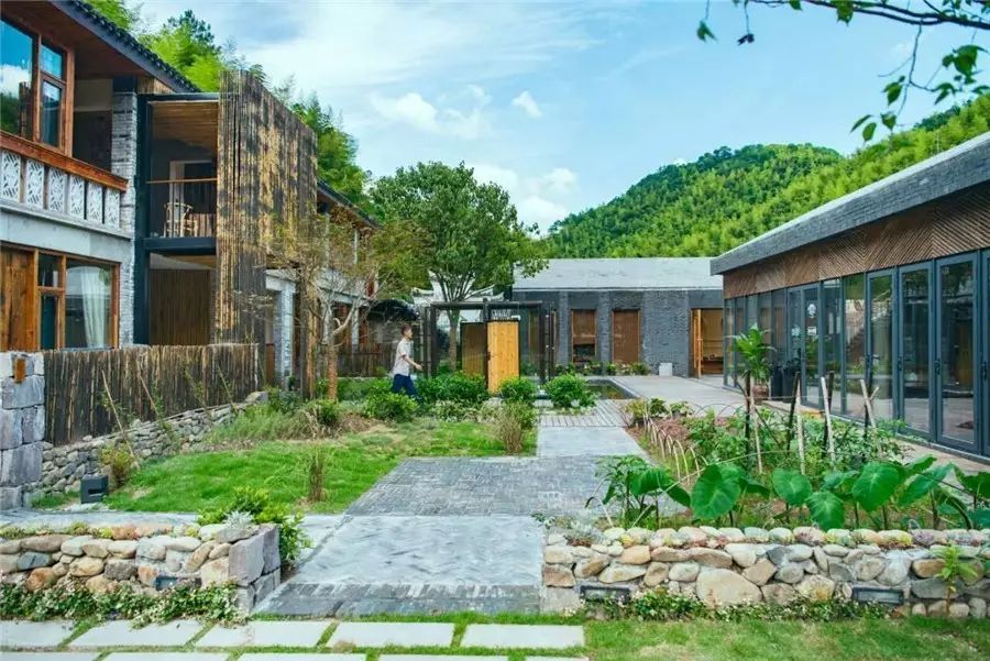 棲霞山居，溪流環(huán)繞在古村落捕魚看霞光