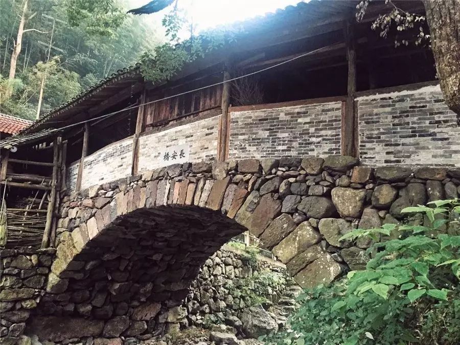 棲霞山居，溪流環(huán)繞在古村落捕魚看霞光