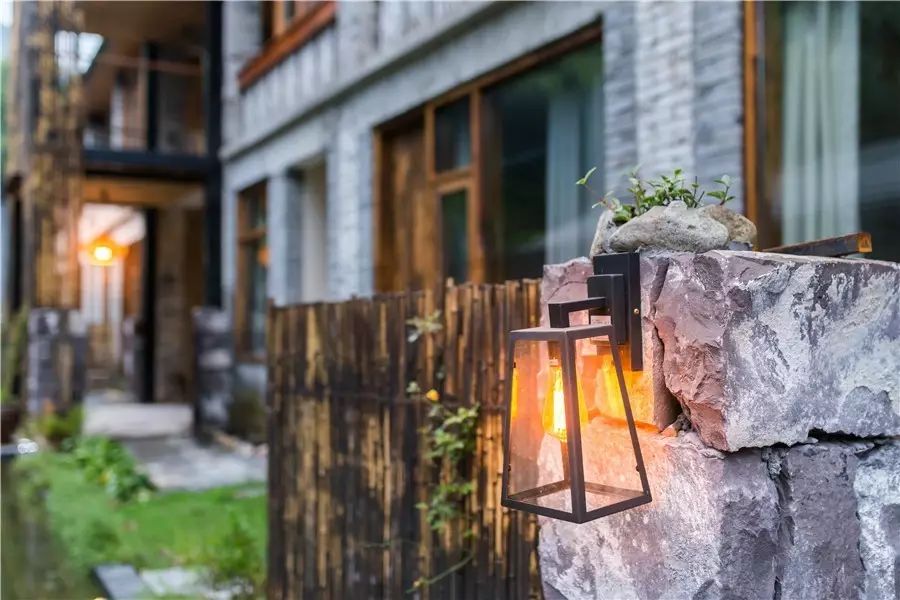 棲霞山居，溪流環(huán)繞在古村落捕魚看霞光