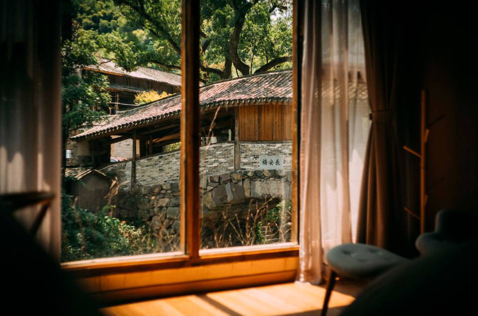 棲霞山居，溪流環(huán)繞在古村落捕魚看霞光