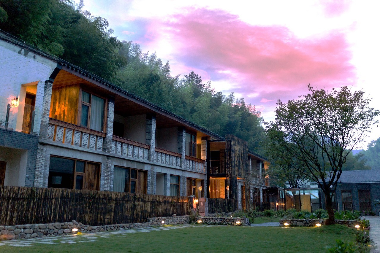 棲霞山居，溪流環(huán)繞在古村落捕魚看霞光