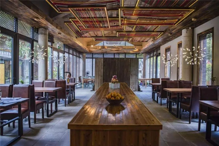 棲霞山居，溪流環(huán)繞在古村落捕魚看霞光