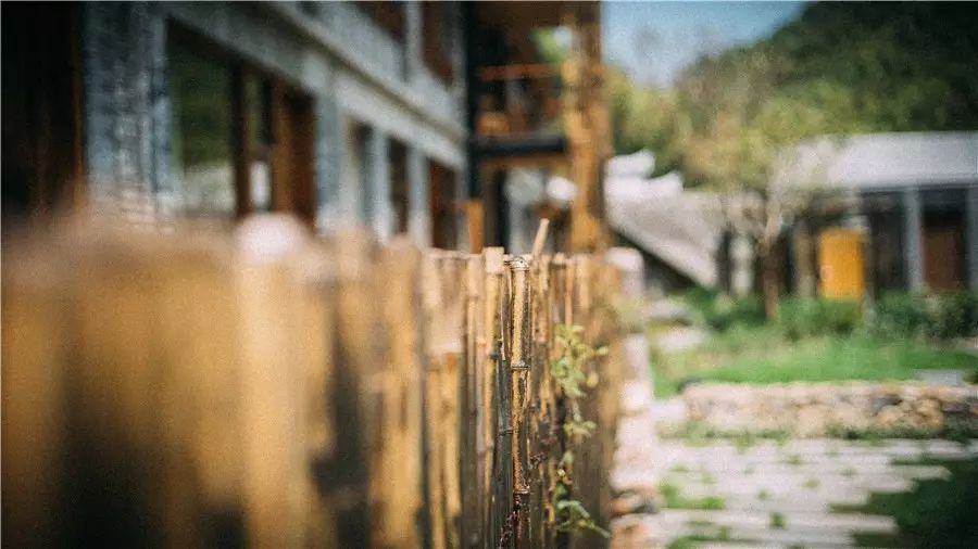 棲霞山居，溪流環(huán)繞在古村落捕魚看霞光