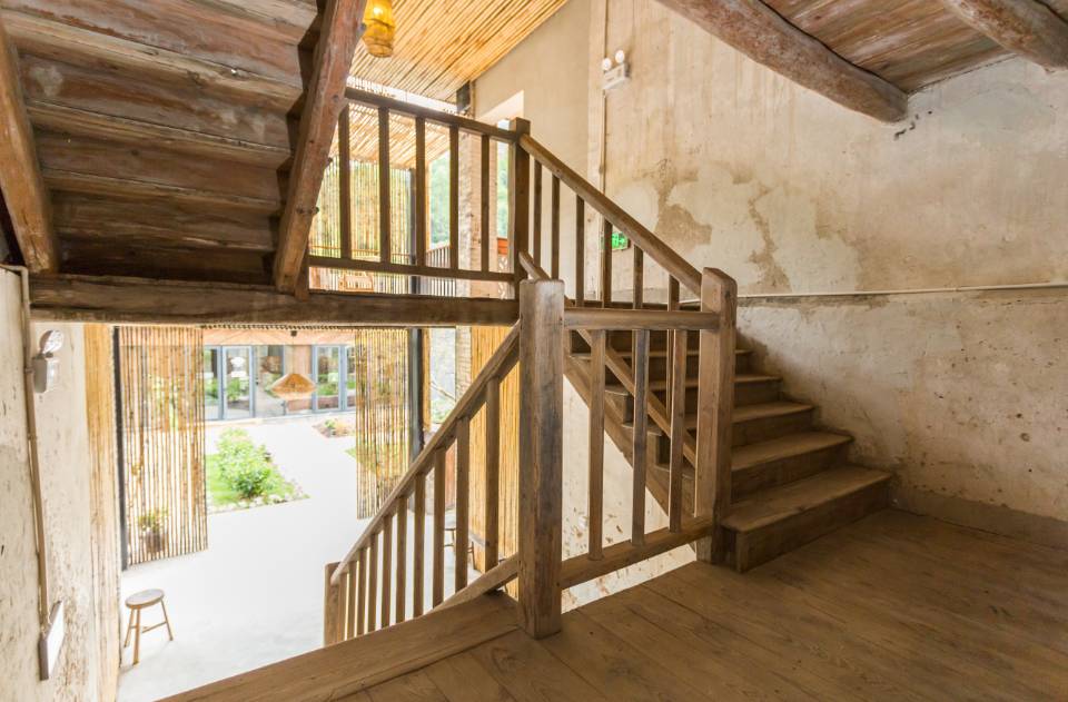 棲霞山居，溪流環(huán)繞在古村落捕魚看霞光