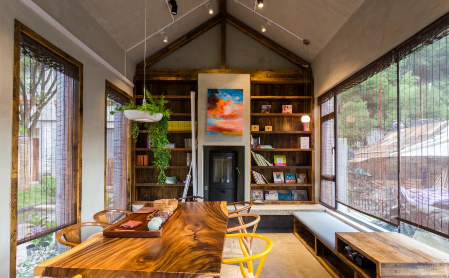 棲霞山居，溪流環(huán)繞在古村落捕魚看霞光