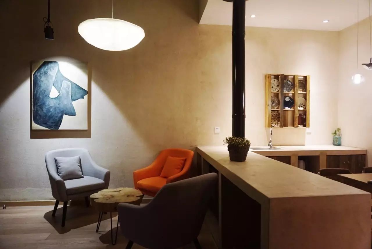 棲霞山居，溪流環(huán)繞在古村落捕魚看霞光