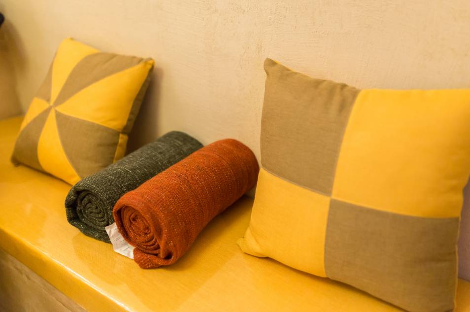 棲霞山居，溪流環(huán)繞在古村落捕魚看霞光