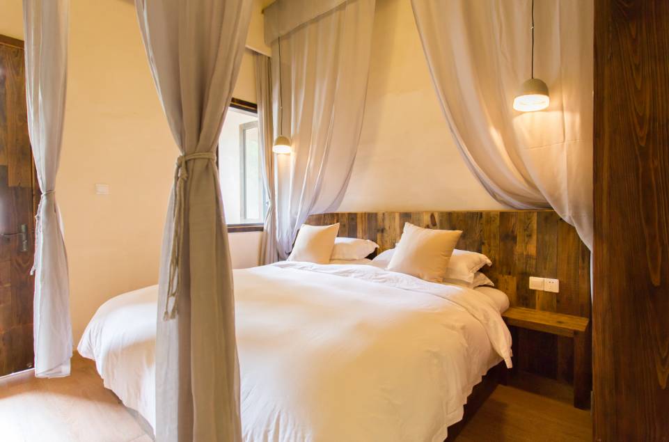 棲霞山居，溪流環(huán)繞在古村落捕魚看霞光