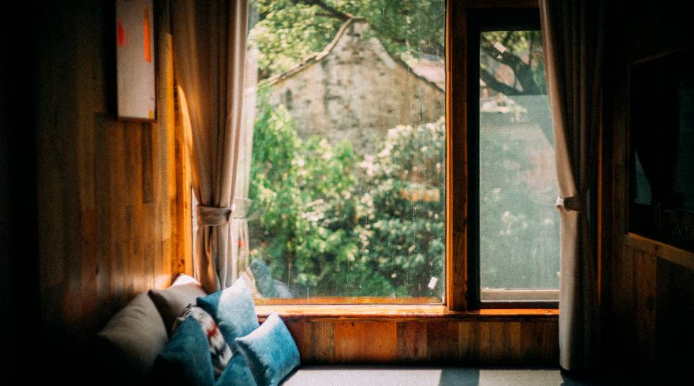 棲霞山居，溪流環(huán)繞在古村落捕魚看霞光