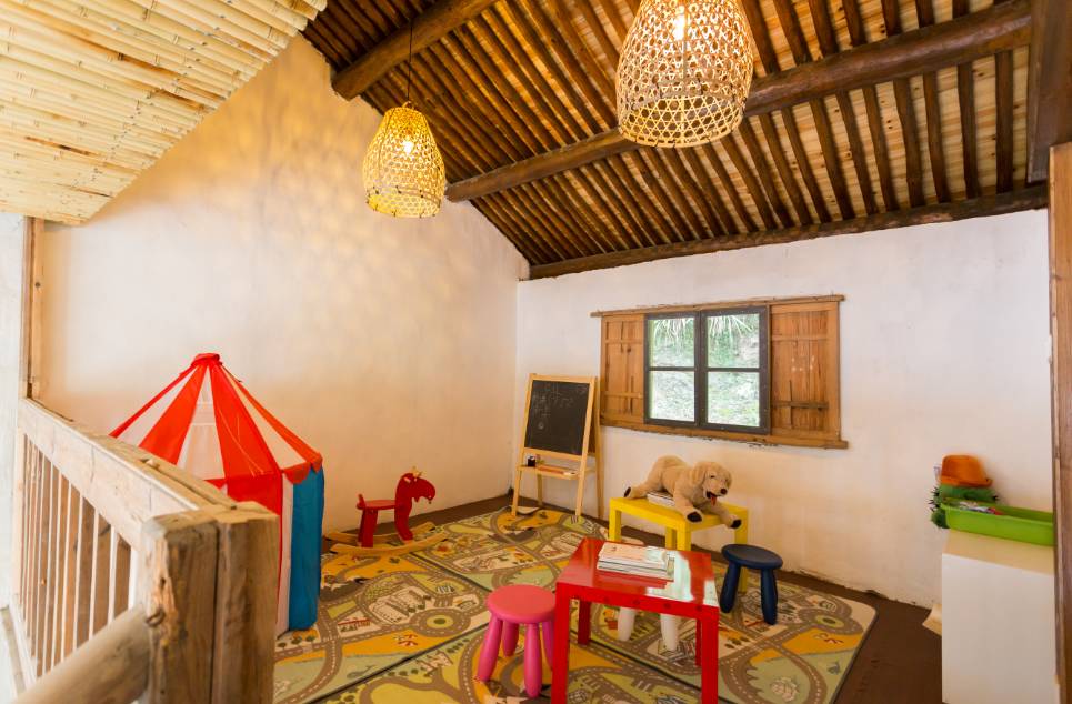 棲霞山居，溪流環(huán)繞在古村落捕魚看霞光