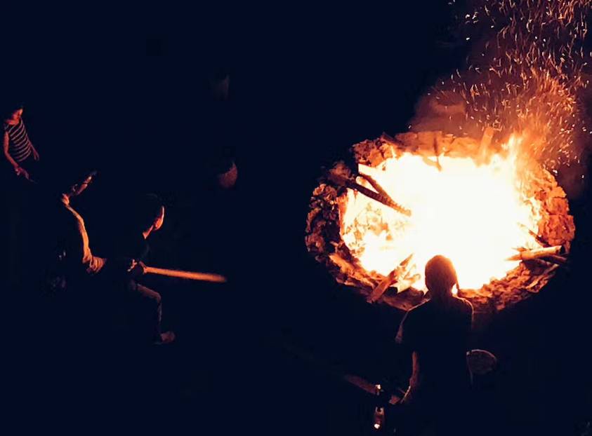 棲霞山居，溪流環(huán)繞在古村落捕魚(yú)看霞光