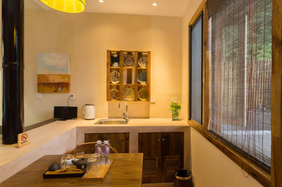 棲霞山居，溪流環(huán)繞在古村落捕魚看霞光