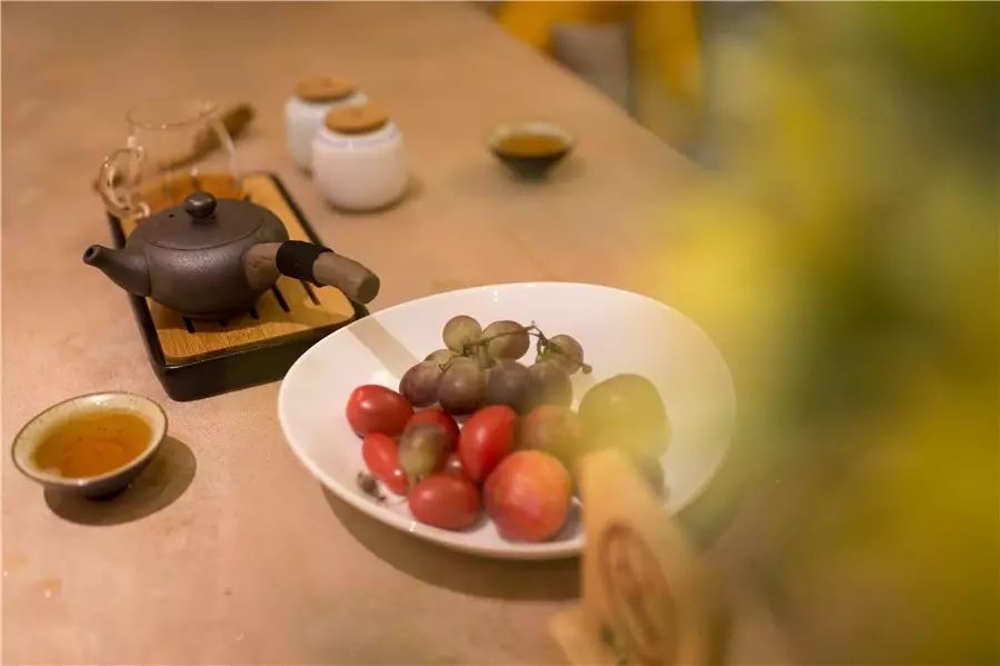 棲霞山居，溪流環(huán)繞在古村落捕魚(yú)看霞光