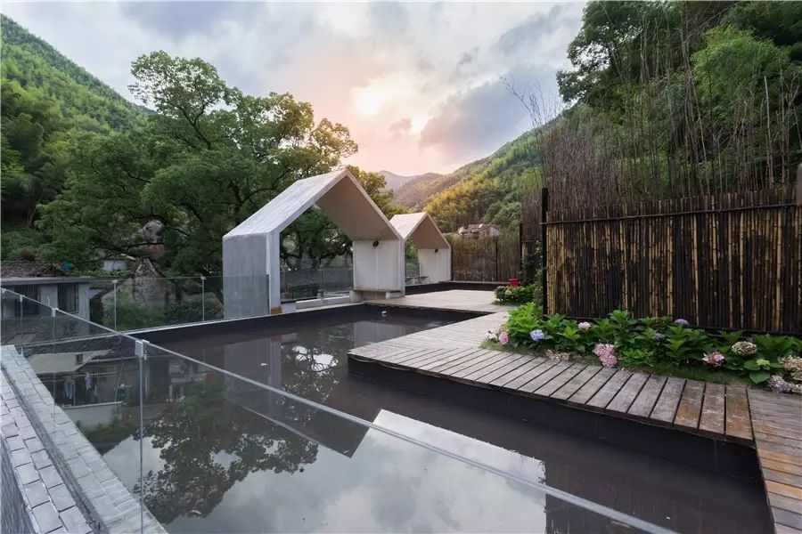 棲霞山居，溪流環(huán)繞在古村落捕魚(yú)看霞光