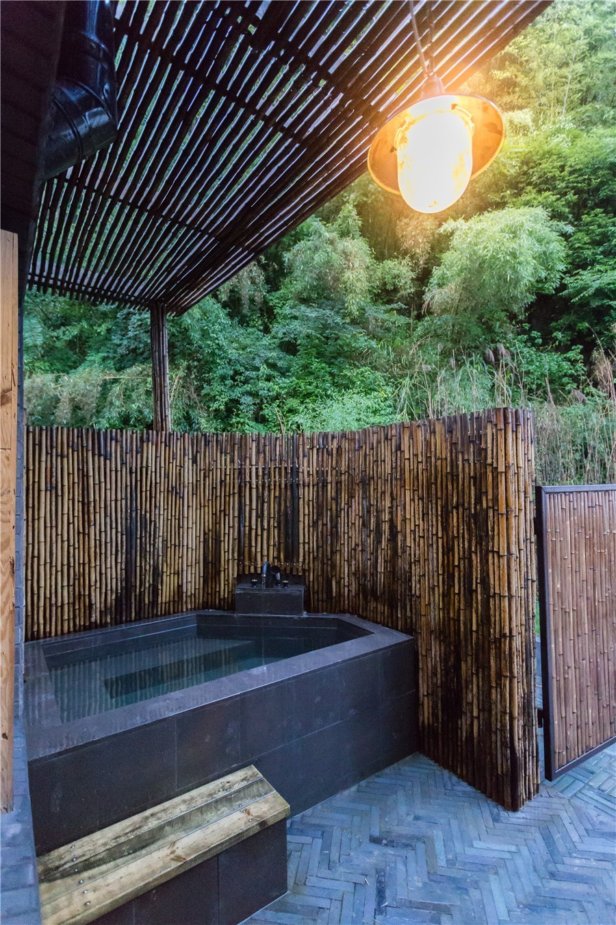 棲霞山居，溪流環(huán)繞在古村落捕魚(yú)看霞光