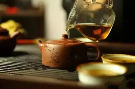 酒是一群人的寂寞，茶是一個人的狂歡