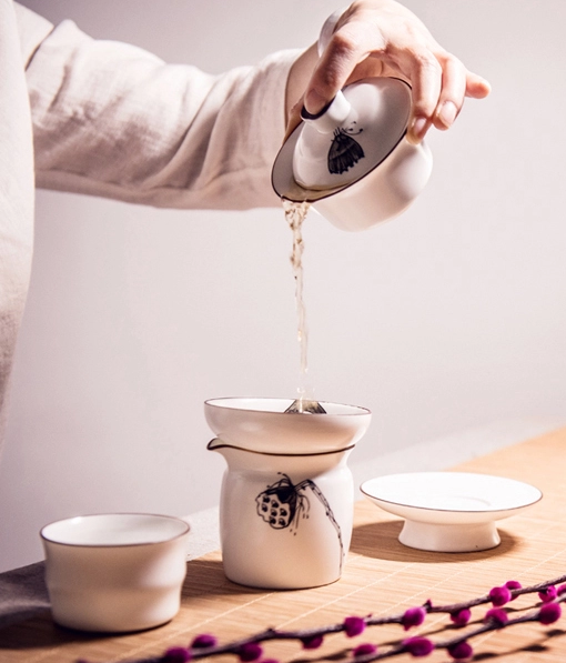 酒是一群人的寂寞，茶是一個人的狂歡