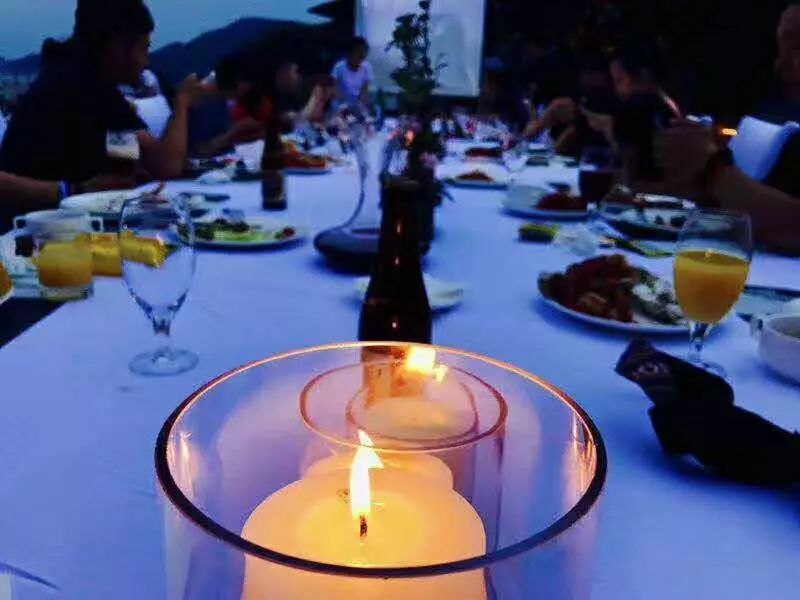 木葉夏民宿，云天收夏色木葉動秋聲