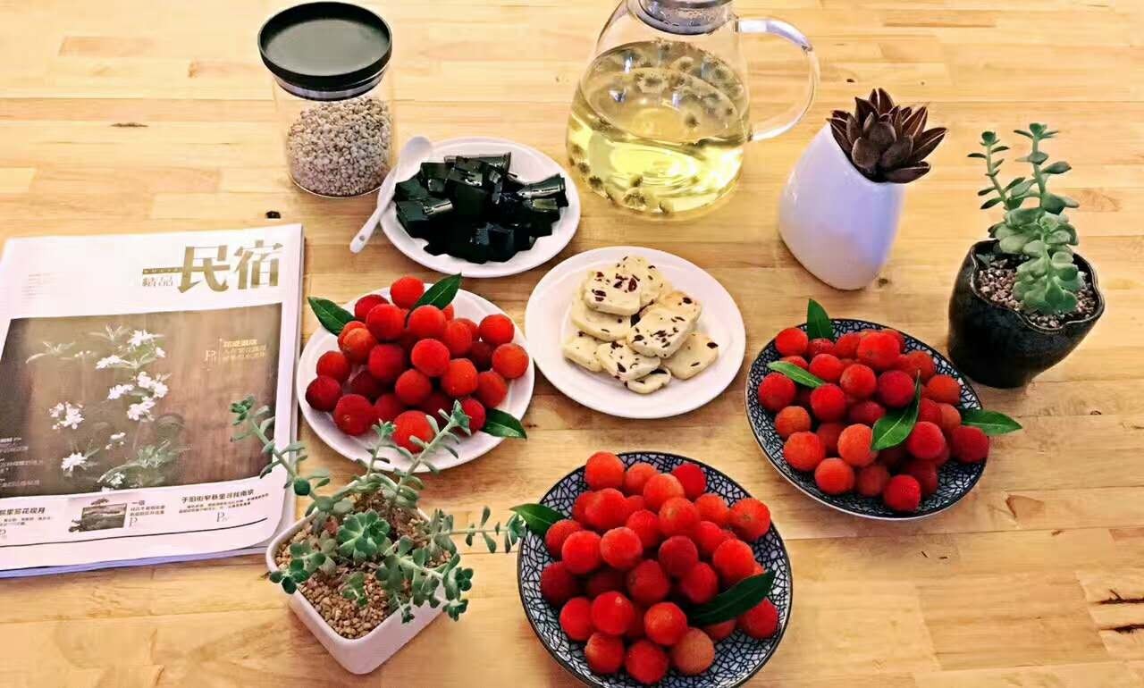 木葉夏民宿，云天收夏色木葉動秋聲