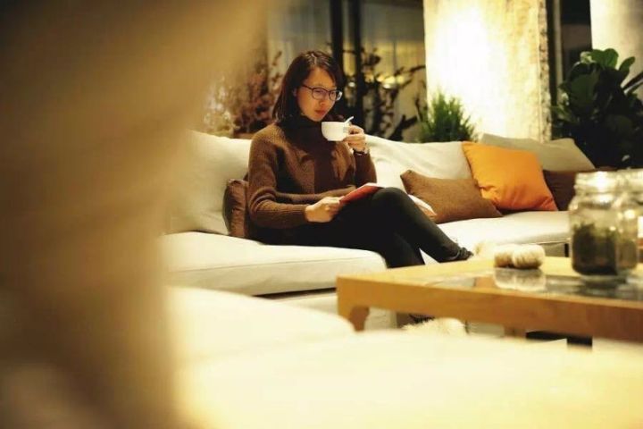 木葉夏民宿，云天收夏色木葉動(dòng)秋聲