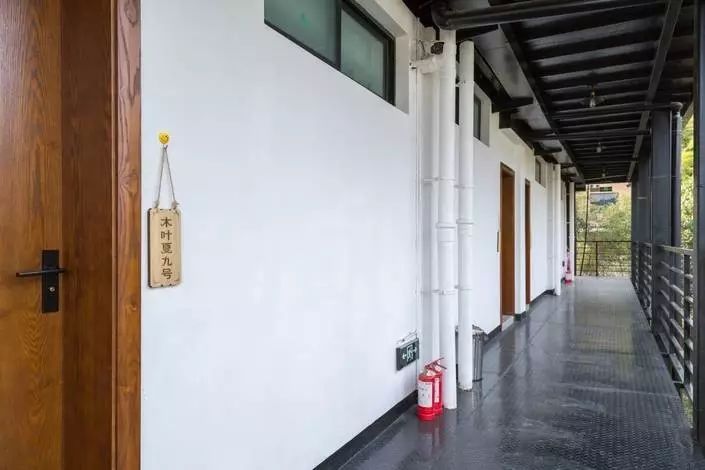 木葉夏民宿，云天收夏色木葉動秋聲