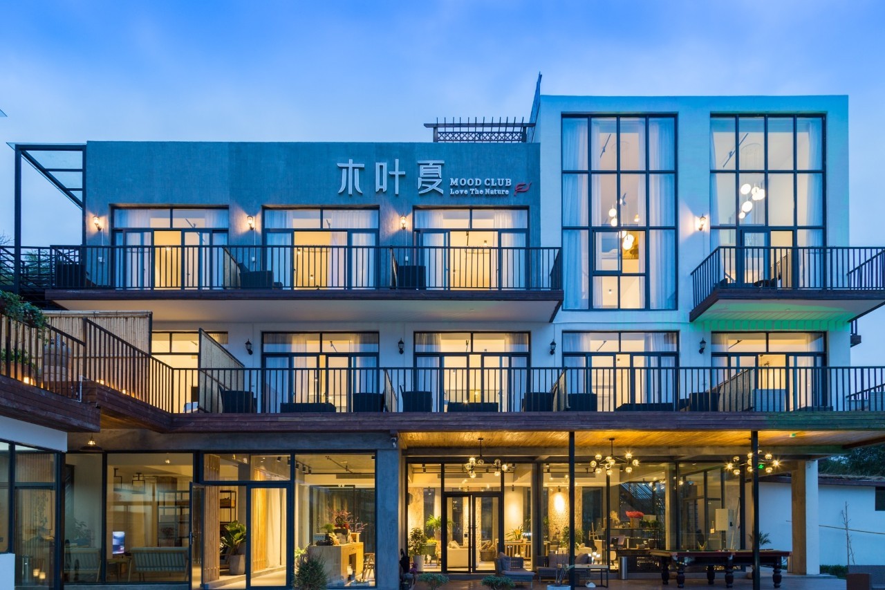 木葉夏民宿，云天收夏色木葉動秋聲