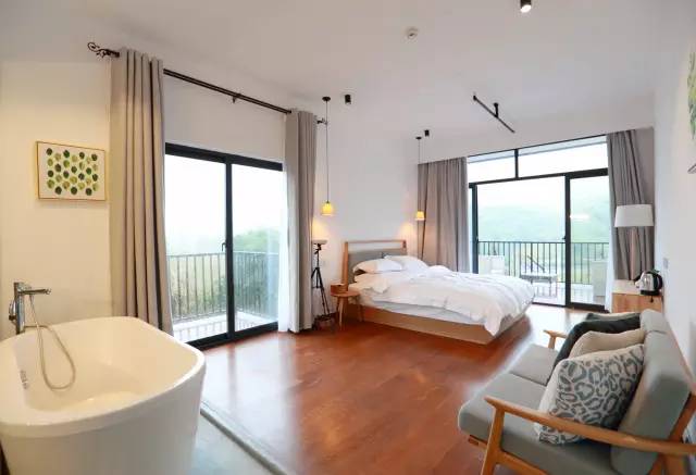 木葉夏民宿，云天收夏色木葉動秋聲