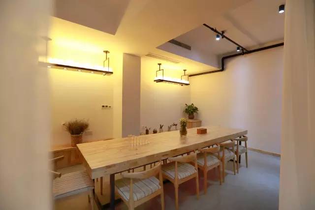 木葉夏民宿，云天收夏色木葉動秋聲