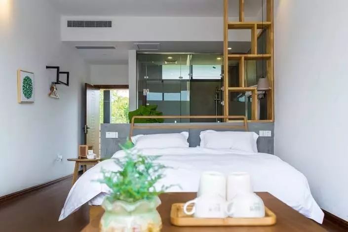 木葉夏民宿，云天收夏色木葉動秋聲