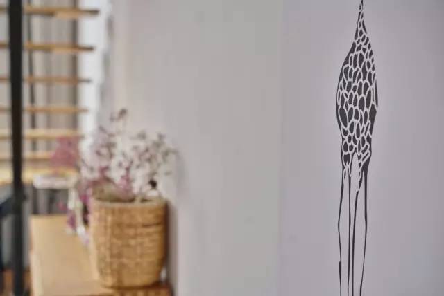 木葉夏民宿，云天收夏色木葉動秋聲